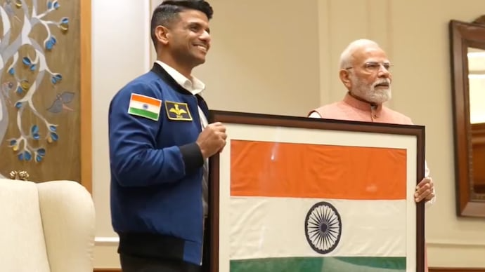 shubhanshu-shukla-meets-pm-modi